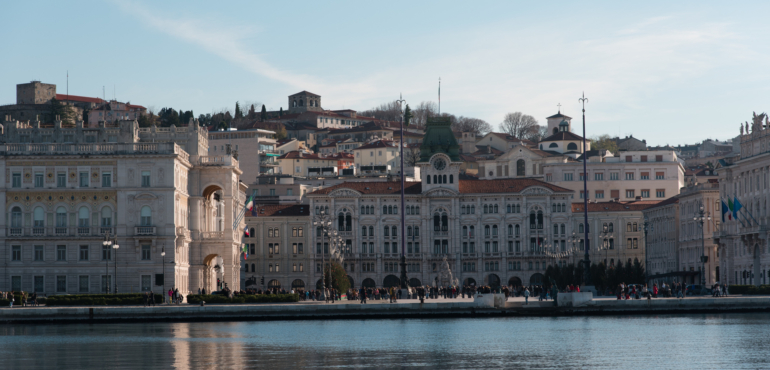 veduta-di-piazza-unita-ditalia-trieste-dal-mare-con-il-palazzo-del-municipio-e-il-colle-di-san-giusto-sullo-sfondo